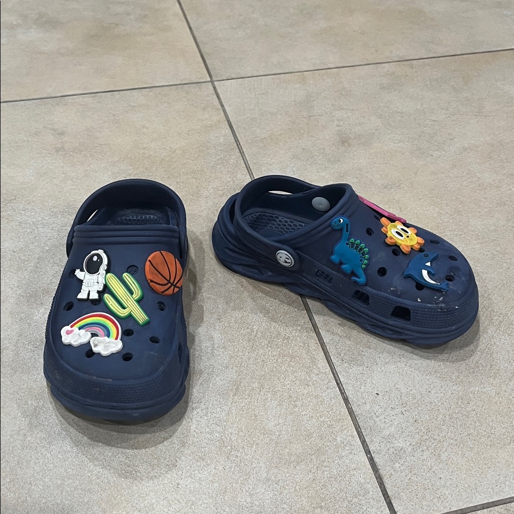 Kids Navy blue Clog Shoes with Fun Charms, size 11, gently worn